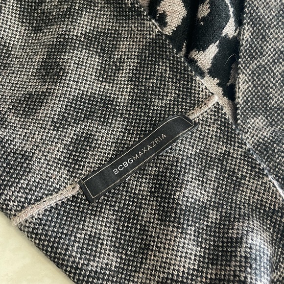 BCBG MAX AZRIA Wrap / Scarf 🧣 - Picture 6 of 8